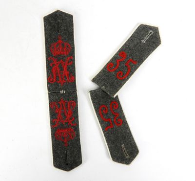 une paire de cravates noires et rouges ornées de lettres rouges