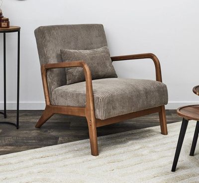 une chaise et une table dans une pièce où est accrochée une horloge au mur