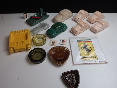une table sur laquelle sont posés divers jouets et un médiator