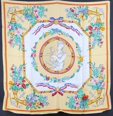 un foulard carré représentant une femme dans un jardin