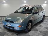 une photo d'une Ford Focus bleue garée dans un garage