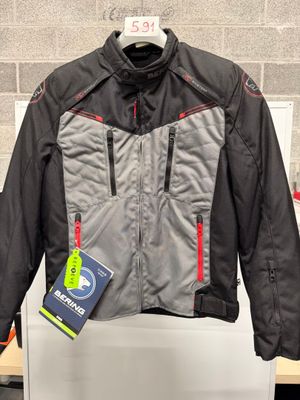 la veste est suspendue à un cintre dans un magasin