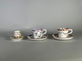 trois tasses et soucoupes sont posées côte à côte sur une table