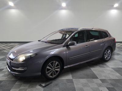 la photo d'une voiture grise garée dans un garage