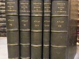 Six vieux livres sont alignés sur une table dans une bibliothèque