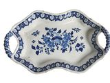 une assiette bleue et blanche ornée d'un motif floral
