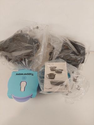 tout un tas d'objets posés sur une table