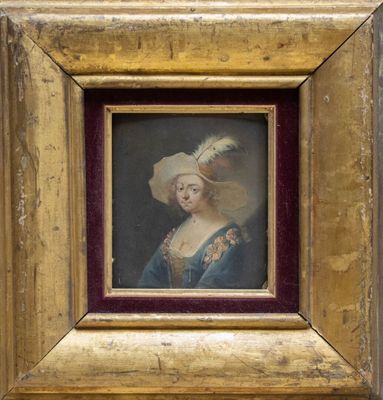 portrait d'une femme vêtue d'une robe bleue et d'un chapeau orné de plumes