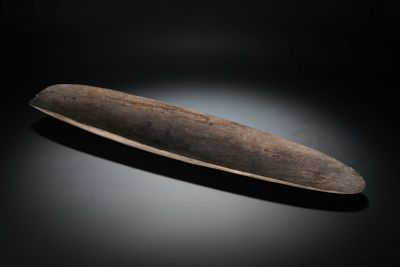 AUSTRALIE Coolamon aborigène en bois sculpté destiné à trans…