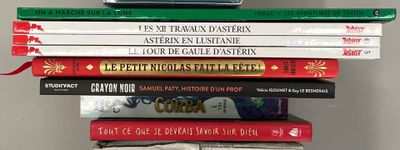 plusieurs livres empilés sur une table