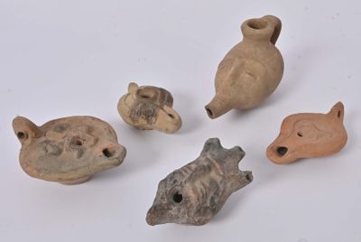 Cinq lampes en terre cuite dans le goût antique à décor de c…