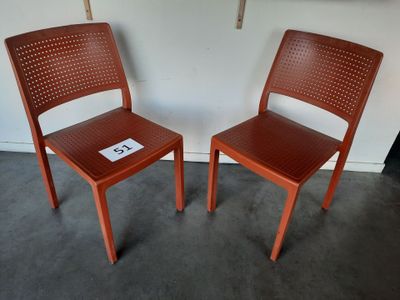 deux chaises assises l'une à côté de l'autre dans une pièce