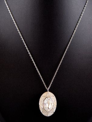 SWAROVSKI. Collier en métal argenté et son pendentif ovale s…