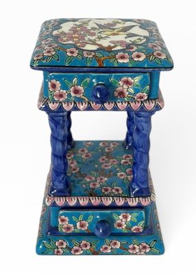 une image représentant une petite table bleue sur laquelle sont disposées des fleurs