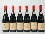 six bouteilles de vin rouge alignées sur une table