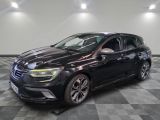 une voiture noire garée sur le sol en damier d'un garage