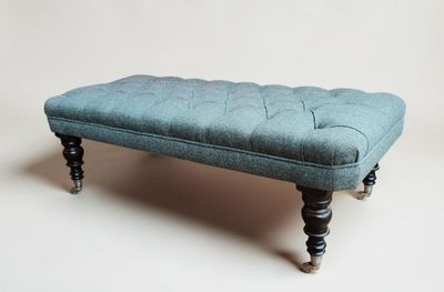 un banc bleu posé sur un sol blanc