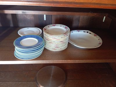 plusieurs assiettes et bols sur une étagère dans la cuisine