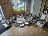 il y a beaucoup de casseroles et de poêles par terre dans la cuisine