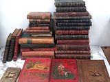 beaucoup de livres sur une table avec beaucoup de livres