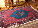 un tapis sur le sol d'un salon