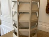 une lampe posée sur un comptoir dans une pièce