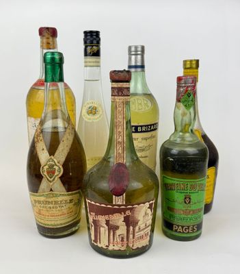 des bouteilles de différents types d'alcool alignées sur une surface blanche