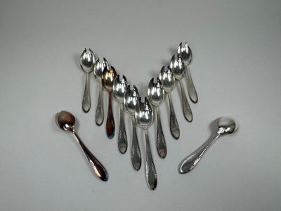 Couteau et cuillère à pamplemousse anglais plaqués argent par George Buttler, années 1950 - En vente sur France