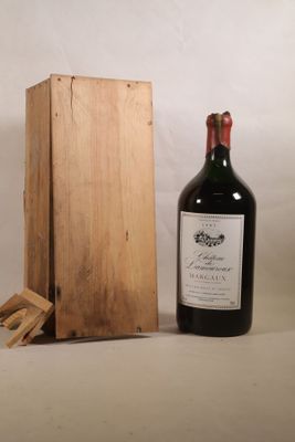 une bouteille de vin posée à côté d'une caisse en bois