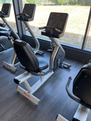 une rangée de vélos d'appartement dans une salle de sport