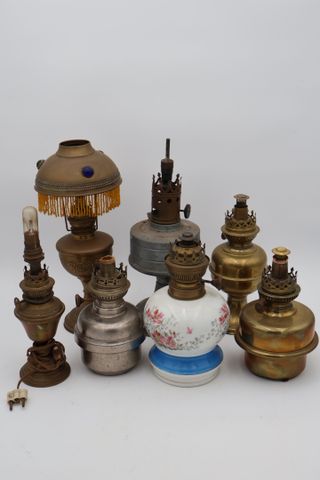 Lot de 7 lampes à pétrole en cuivre, porcelaine et fer blanc