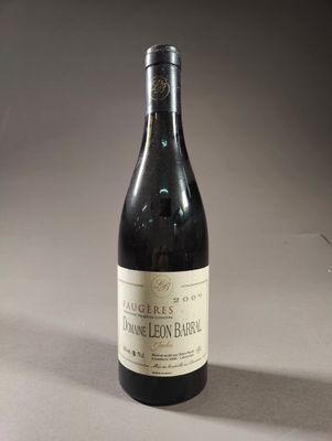une bouteille de vin posée sur une table
