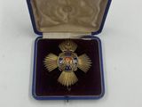 une image représentant une petite boîte bleue contenant une médaille d'or