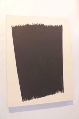 une photo d'un tableau en noir et blanc accroché au mur