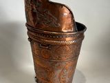 vase plaqué cuivre surmonté d'un oiseau