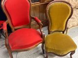 deux chaises rouges et jaunes placées l'une à côté de l'autre dans une pièce