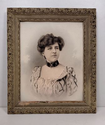une vieille photo d'une femme en robe à col