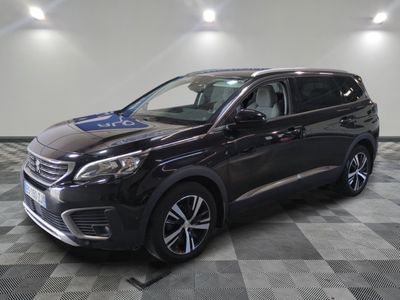 un 4x4 noir garé dans un garage au sol en damier