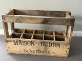 une vieille caisse en bois contenant six bouteilles de vin