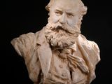 un buste en marbre blanc représentant un homme barbu
