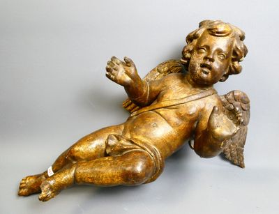 une statue en or représentant un bébé allongé par terre
