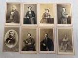 plusieurs photos d'époque représentant des hommes et des femmes en tenue de cérémonie