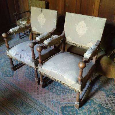 deux chaises posées sur un tapis dans une pièce