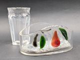 trois morceaux de verre posés sur une table à côté d'un verre