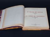 un livre ouvert posé sur une table à côté d'une table noire