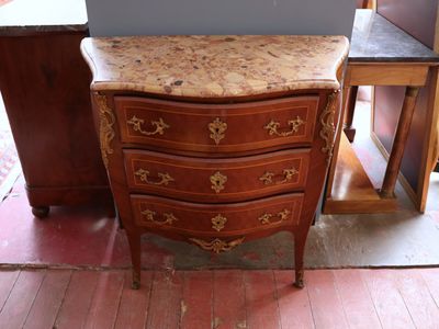 une commode en marbre dans le coin d'une pièce