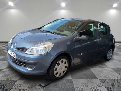 la photo d'une voiture bleue garée dans un garage