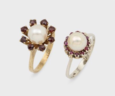 deux bagues ornées de perles et de grenats