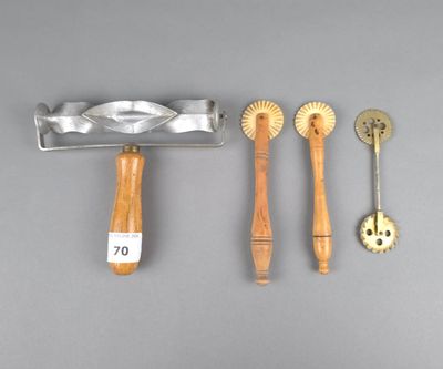 Trois types d'outils différents sont présentés sur une surface grise