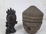 une petite boîte et une petite figurine posées l'une à côté de l'autre